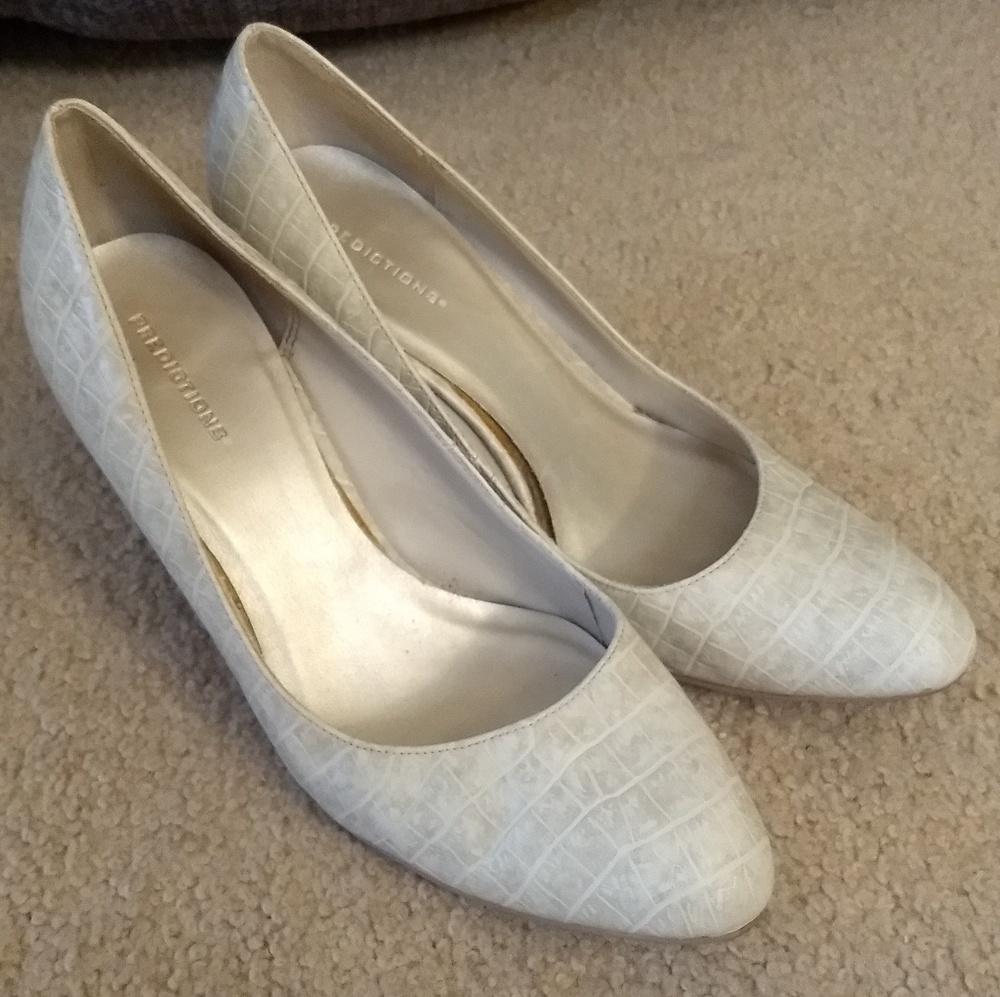 Cream/Beige Faux Alligator Skin 🐊 Predictions Brand Pumps Size 8W